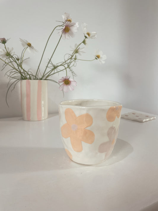 Lilac and apricot daisy hug mug