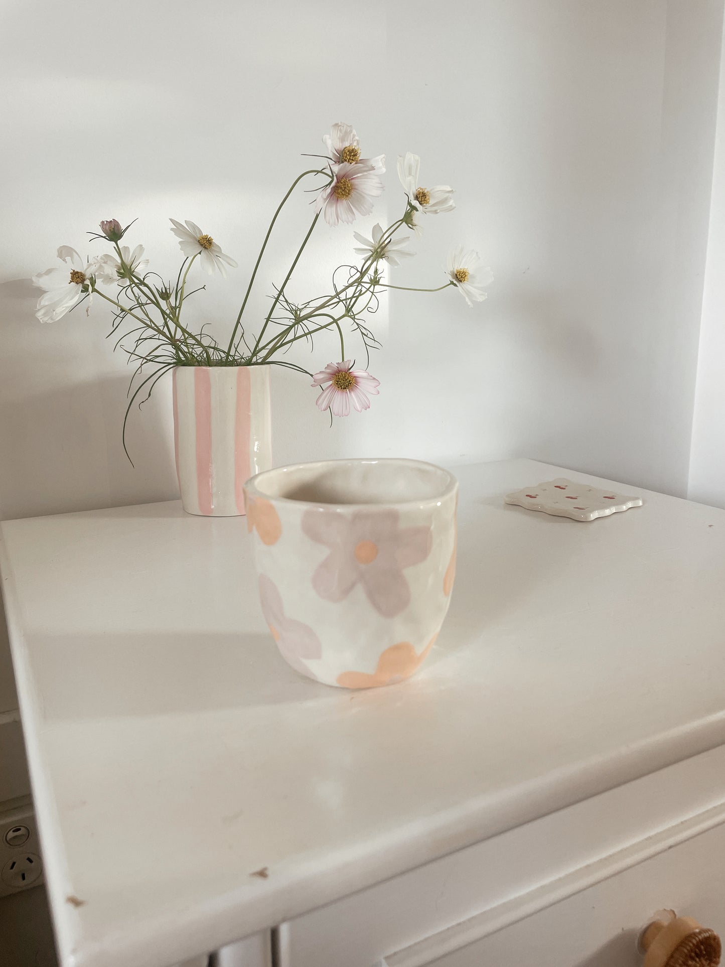Lilac and apricot daisy hug mug