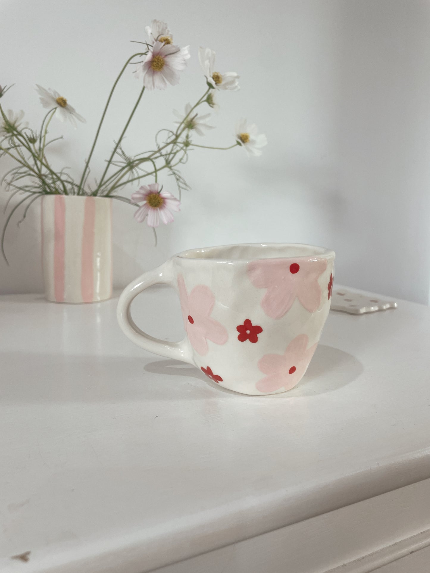 Pink and red daisy mug