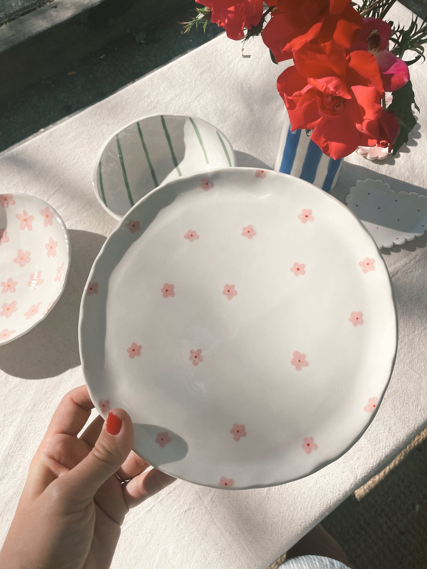 Large plate pink daisy