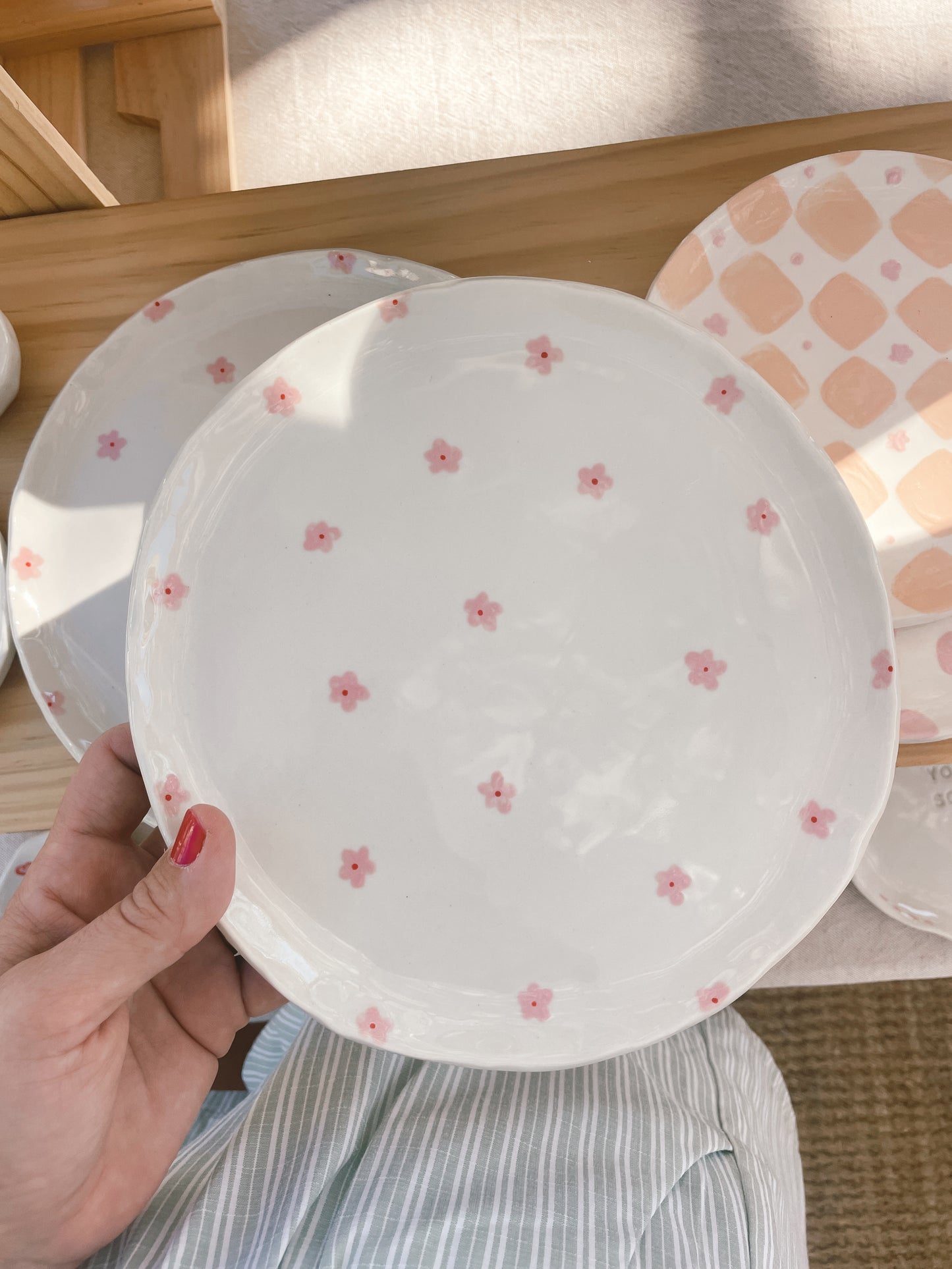 Large plate pink daisy